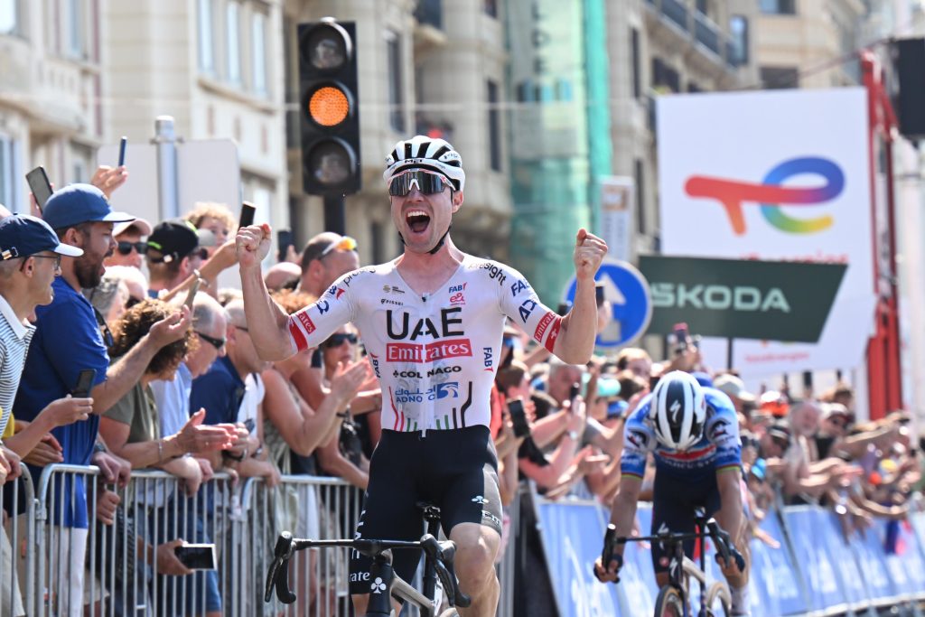 Marc Hirschi levanta los brazos en el Kursaal del San Sebastián en un apretado final Marc Hirschi gana su primera txapela de la Clásica San Sebastián La edición 43 de la Clásica San Sebastián ya llegó. Tras más de 365 días de espera los mejores corredores del mundo volvían a Donostia a disputar una de las clásicas más especiales del calendario. Grandes corredores como Jonas Vingegaard, Sepp Kuss, Mikel Landa, Julian Alaphilippe, Ion Izagirre, Daniel Felipe Martinez, Michael Woods y muchos otros tomaban la salida frente al Kursaal. Comenzaba la carrera muy rápida con varios intentos de fuga. En la primera ascensión, Andazarate, cogieron unos metros de distancia Axel Laurance (ADC, 205) y Alan Jousseaume (TEN, 246). Unos pocos kilómetros después saltaba un grupo del pelotón formando la primera escapada del día con 10 corredores: Simon Carr (EFE, 22), Warren Barguil (DFP, 72), Amanuel Ghebreigzabhier (LTK, 84), Sylvain Moniquet (LTD, 124), Davide De Pretto (JAY, 147), Jesus Herrada (COF, 154), Ben Zwiehoff (RBH, 167), Thibault Guernalec (ARK, 214), Ådne Holter (UXM, 233), Pierre Latour (TEN, 242). Tras 3 horas de carrera y a falta de 103 kilómetros para la meta la velocidad media de la carrera era de 42km/h. La diferencia máxima de la fuga fue de 4 minutos y 15 segundos. El pelotón liderado por los equipos Soudal-Quick Step y Visma – Lease a Bike controlaban la diferencia de cara a la parte final de la carrera. El pelotón a falta de 90 kilómetros para meta subió la marcha y redujo la distancia a 1 minuto 40 segundos. Al comenzar la subida de Jaizkibel, la fuga empezó a deshacerse. Las primeras rampas y los más de 160 kilómetros empezaron a pasar factura. Cabeza de carrera mantenía 1 minutos y 10 segundos de ventaja sobre el grupo principal al comenzar el puerto. Simon Carr (EFE, 22) lideraba en solitario la carrera con varios corredores por detrás descolgados. Mantenía la diferencia con el pelotón estable incluso llegó a subir al minuto y medio. Siempre por detrás el equipo de Kuss y Vingegaard lideraba la persecución. El corredor británico del EF Education – Easypost comenzó la subida de Erlaitz con 47 segundos de diferencia. La lucha por las primeras posiciones hizo que la distancia se redujera. Visma-Lease a Bike puso un ritmo muy fuerte desde abajo reduciendo la distancia con el fugado a pasos agigantados. En poco menos de un kilómetro a diferencia bajó a 14 segundos. A falta de dos kilómetros para coronar, Julian Alaphilippe (SOQ, 1) y Florian Lopowitz (RBH, 164) atacaron y abrieron un hueco, seguido de ellos Pavel Sivakov (UAD, 16). EL corredor del Red Bull – Bora - Hansgrohe cedió poco de cambiar el ritmo. Alaphilippe y Sivakov eran cabeza de carrera con una pequeña ventaja de 10 segundos. Por detrás, el resto de los favoritos intentaban cerrar la distancia, pero sin nervios. Jonas Vingegaard , Sergio Higuita y Simon Yates perdían contacto con el grupo terminando todas las opciones de victoria. Sivakov subió más el ritmo dejando a Alaphilippe atrás. El pelotón quedaba totalmente roto por las duras rampas y el alto ritmo de la carrera. El grupo perseguidor, a 20 segundos del líder, lo formaba un grupo de solo 9 corredores. Seguidamente iba otro grupo de unos 12 corredores. Tras coronar, en el falso llano, se formó un grupo perseguidor con 18 ciclistas: Julian Alaphilippe (SOQ, 1), Isaac Del Toro (UAD, 13), Jan Christen (UAD, 14), Marc Hirschi (UAD, 15), Brandon Mcnulty (UAD, 17), Neilson Powless (EFE, 24), Clément Berthet (DAT, 53), Kevin Vermaerke (DFP, 77), Patrick Konrad (LTK, 86), Pablo Castrillo (EKP, 91), Andreas Kron (LTD, 123), Lennert Van Eetvelt (LTD, 125), Maxim Van Gils (LTD, 126), George Bennett (IPT, 131), Michael Woods (IPT, 137), Florian Lipowitz (RBH, 164), Jefferson Cepeda (CJR, 173) y Jhonnatan Narvaez (IGD, 224). A más de un minuto y medio se encontraba otro grupo con el equipo Visma-Lease a Bike y Mikel Landa entre ellos. Tras el paso por el segundo paso intermedio y con solo 15 kilómetros por delante Sivakov lideraba con 17 segundos de ventaja, pero todavía quedaba Pillotegi. Nada más comenzar la subida Julian Alaphilippe cambió el ritmo. El doble campeón del mundo quería volver a ganar por segunda vez la Clásica. A su rueda iba Marc Hirschi (UAD, 15). Pronto se unieron Brandon McNulty (UAD, 17), Jonathan Narvaez (IGD, 224) y Patrick Konrad (LTK, 86). Tocaba superar las rampas del 27% y Lennert Van Letvelt (LTD, 125) subió el ritmo, solo Hirschi, Vermaerke y Alaphilippe pudieron seguirle. Pero Julian Alaphilippe quería la victoria y volvió a atacar. Solo Hirschi pudo seguirle. Comenzaban la bajada los dos corredores en cabeza. La dupla de cabeza mantuvo la diferencia, por detrás el Lennert Van Letvelt. Todo se decidió en el sprint final entre Alaphilippe y Hirschi en el que el corredor suizo del UAE Team Emirates cruzó primero la línea de meta. El podium lo completaron Julian Alaphilippe y Lennert Van Letvelt.